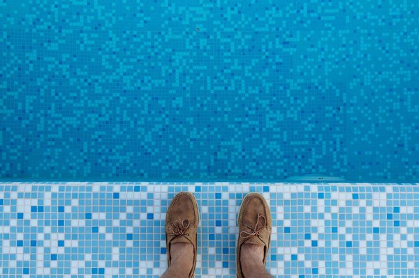 Les meilleurs matériaux pour le contour de piscine