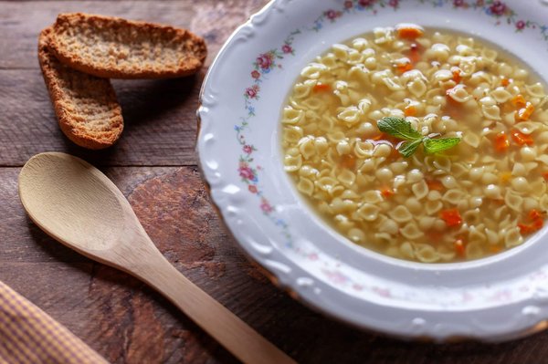 Comment concevoir un jardin de fines herbes suspendu sous une pergola?